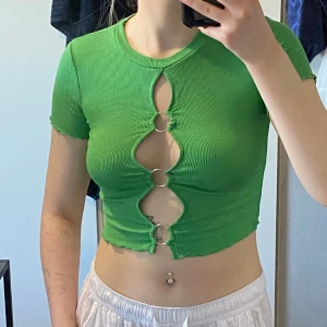 Skev ribbad grön tröja  - Alldrig använd bc den är lite ”stor” även fast den är xxs vilket jag ej fattar, ringarna är av metall och tröjan i stretch material+ ” volanger” i ärmarna 