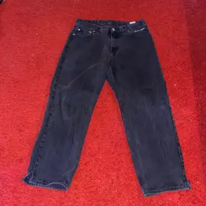 Snygga svarta sweet skate jeans, bra skick, storlek S men sitter lite större