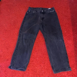 Svarta sweet sktbs jeans - Snygga svarta sweet skate jeans, bra skick, storlek S men sitter lite större