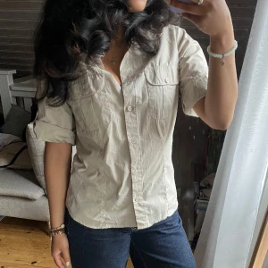 Kortärmad skjorta! - Beige skjorta, använd och fint skick. Perfekta basplagget! Passar som en stor S i min uppfattning. Jag bär xs-s.