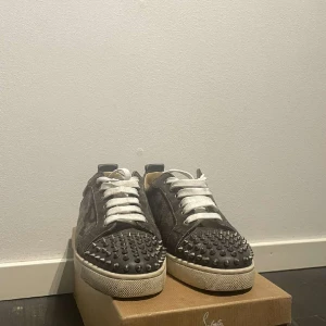 Christian Louboutin  - Säljer mina loubs som blivit för små de är st 41,5 o är tts de är kammo färg på den och skulle säga att dom är sjukt feta o inte så många som har dom! Box följer med! Mvh Axel 