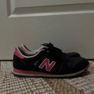 Svarta skor med rosa/vita detaljer.  Smala i modellen!!