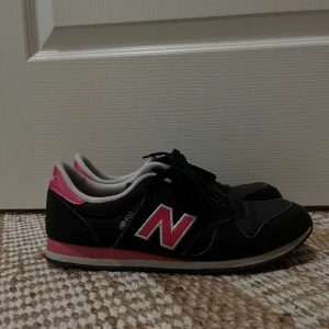 New balance - Svarta skor med rosa/vita detaljer.  Smala i modellen!!