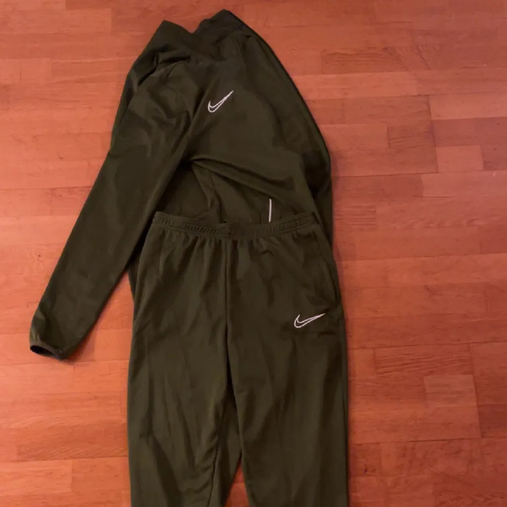 Grön Nike zip-up + byxor. Väldigt sparsamt använda och inga tecken på användning. Storlek M. 188 lång för referens. Hör av er om ni jag några frågor :) 220 kr för både, 120kr styck. Hoodies.
