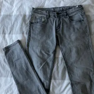 Hej, säljer mina supersnygga lågmidjade jeans från Stc.  Midjemåttet tvärs över är 34,5 cm och innerbenslängden är 78 cm. Skriv om du har några frågor💕