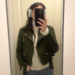 Mocka jacka - Grön mocka jacka med silver ditaljer i stolek M. Helt o använd. Skriv om du har frågor! :)