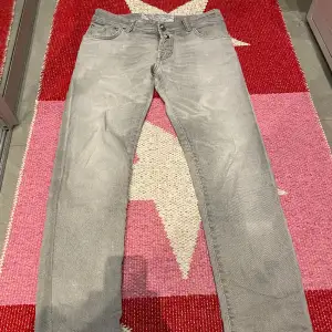 Ett par  Snygga och eftertraktade jeans från Jacob cohen Jeans storlek 30. Passa mig bra som är runt 170cm. Vid frågor eller funderingar är det bara att skriva. Mvh Vegas.