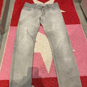 Jacob cohen Jeans - Ett par  Snygga och eftertraktade jeans från Jacob cohen Jeans storlek 30. Passa mig bra som är runt 170cm. Vid frågor eller funderingar är det bara att skriva. Mvh Vegas.