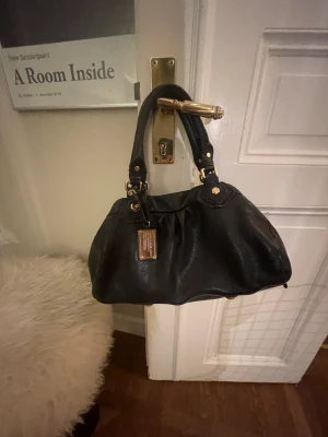 Marc Jacobs Väska - INTRESSEKOLL!!! Marc Jacobs Cliq Q Groove bag. Jättebra skick, så svårt att hitta eftersom de inte säljs längre. Pris kan diskuteras!