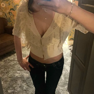 Slutsåld zara kofta💕 - Så fin zara kofta, som även går att använda som en vanlig tröja💕den är slutsåld💕 jätte fint skick men saknar tyvärr en knapp längst ner, dock inget man tänker på!! 