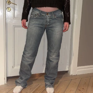 Lågmidjade jeans - Såå coola och unika lågmidjade straight jeans i unik tvätt med slitningar🪩🥰Perfekt passform! Storlek M ungefär. Fint skick. Skriv vid funderingar och kolla in mina andra annonser💘