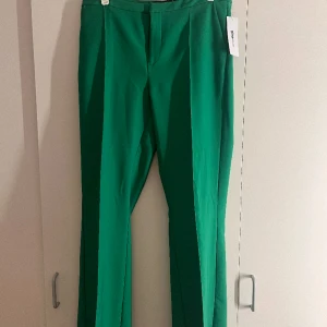 Gröna kostymbyxor från Gina tricot  - Gröna kostymbyxor från Gina tricot! Dom är prislappen kvar, dom är raka i benen! Storlek L