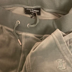 Jucy couture byxor  - Säljer dehär superfina ljus gröna jucy byxorna i storlek xs! Bara använda ett fåtal gånger så bra skick och väldigt mjuka🥰🥰  Pris kan diskuteras 🩷🩷 