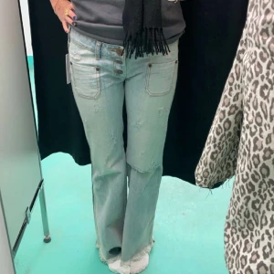 Lågmidjade jeans - Jättesnygga lågmidjade jeans med coola detaljer. Perfekta i benen på mig som är 172 cm! Helt oanvända, endast testade. Prislappen kvar, nypris: 1299 kr. Skriv för fler bilder eller frågor 