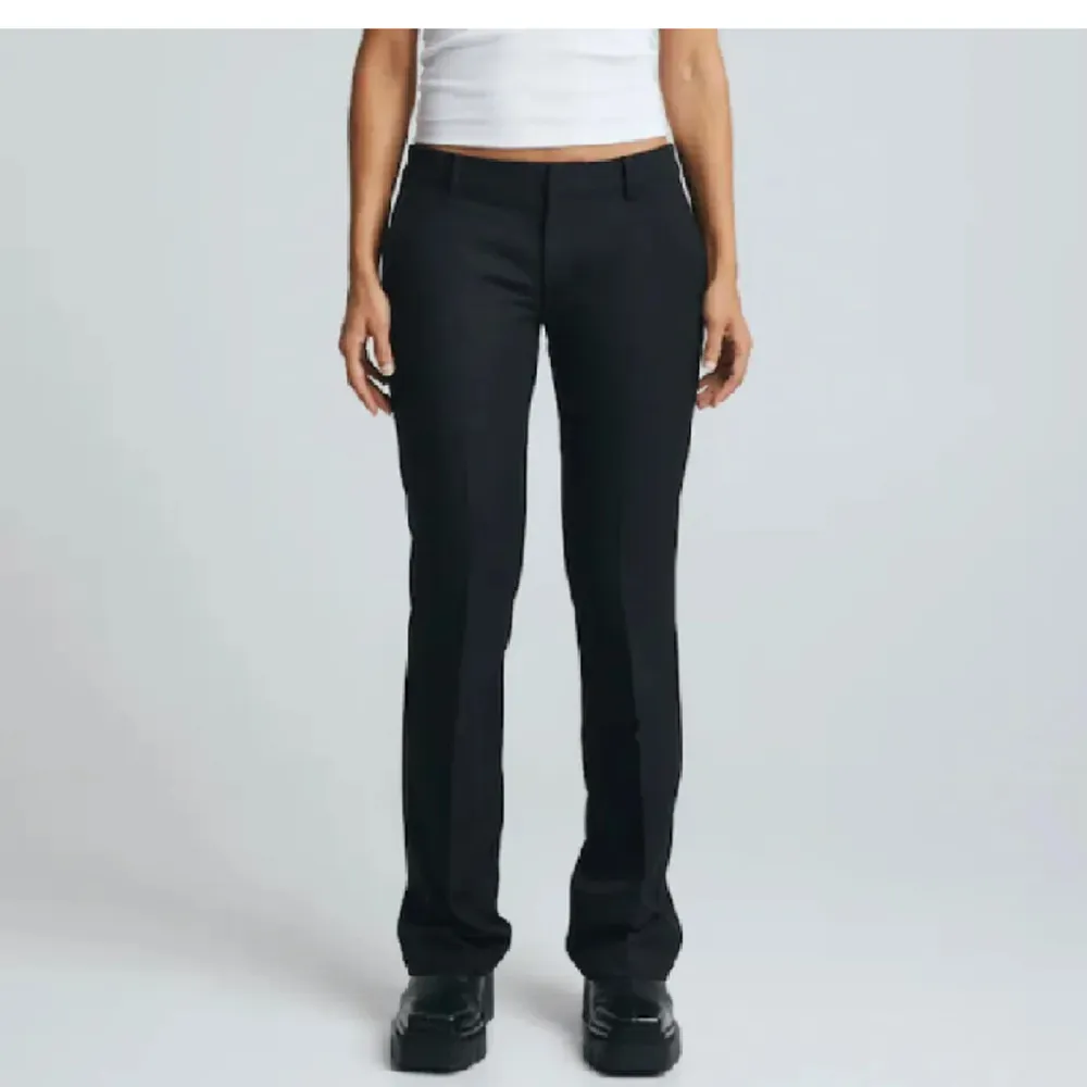 Säljer efterfrågade och trendiga kostymbyxan ifrån BikBok! Så fina och passar alla! Säljer pga köpte fel storlek🫶🏼 Lånade bilder, skriv för egna & frågor . Jeans & Byxor.