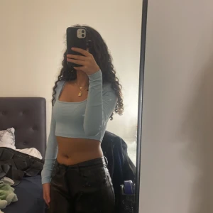 Blå tröja - En fin blå tröja som hade varit fin på sommaren.