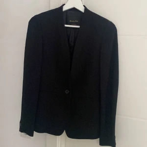 Kavaj Massimo Dutti  - Figursydd kavaj från Massimo Dutti, slits baktill vilket man kan se på andra bilden, finns även knappar vid ärmarna och en för att stänga igen kavajen. 