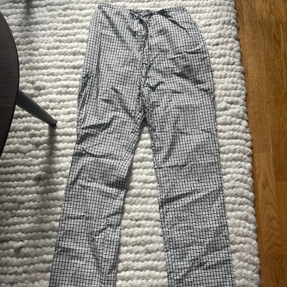 Snygga prasselbyxor som endast är testade en gång!  en liten slits i benet och går att dra ihop midjan🤝🏼 Är i storlek 38 men passar även en 36!! (Tall) . Jeans & Byxor.