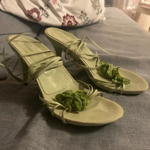 Gröna rizzo klackar  - Fantastiskt snygga klackar som man knyter upp på benet! 😌😌 en liten fläck på sulan men ingenting som märks, endast testade!! Köpte för 600 pris kan diskuteras💖