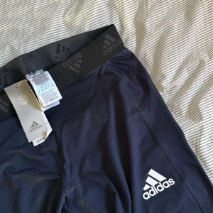 Löpartights - Löpartights från adidas. Storlek XL. Små i storlek så kommer passa M-L. Endast provade. I nyskick. Inga fläckar eller skador! 👍