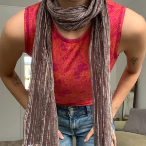 Halsduk scarf - Brunrandig tunn smal halsduk. Fint skick!