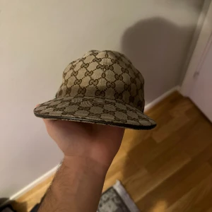 Beige gucci keps - Hej. Säljer min fräch gucci keps har ägt den i några månader men har knappt tagit på mig den. Säljer den på grund av att jag behöver pengar snabbt och ny pris är 4000. Kan fraktas också men måste få pengarna först.