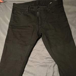 Ett par dsquared2 jeans svarta size 48