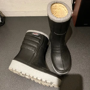 Powerboots - (Säljer åt min mamma)  Powerboots i storlek 40.  Använda men i bra skick.