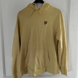Skit snygg gul hoodie ifrån lyle & scott