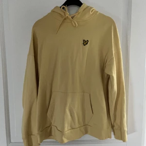 Lyle & scott hoodie  - Skit snygg gul hoodie ifrån lyle & scott