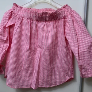 Off-shoulder topp - Off-shoulder topp, använd en gång. Som ny 🌸
