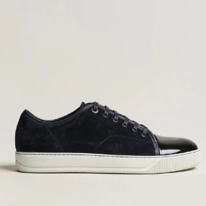 SÖKER LANVINS NAVY - Hej, söker Lanvins i färgen navy. Storleken ska gärna vara EU 44. Pris spelar ingen roll under retail bara!🔥