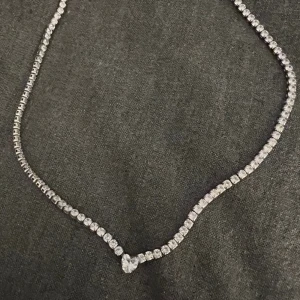 Halsband märke S.Steel  - Ett fint halsband som aldrig har kommit till användning, halsbandet är från raglaydy.