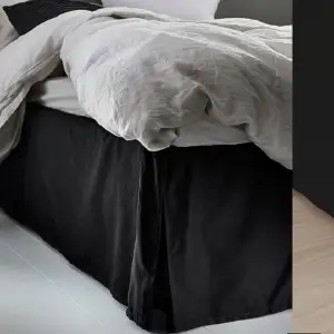 Säljer en sängkappa från H&M Home i sammet 120x200. OBS att bild nr 1 är en liknande produkt då jag inte har en egen bild. Bild nr 3 visar är den verkliga färgen som är grå