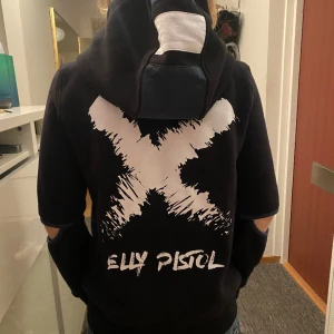 Elly Pistol munkjacka - Ny!  Elly pistol munkjacka Svart med öppna armbågar som snygga detaljer Stl.M  Endast testad och därav i nyskick