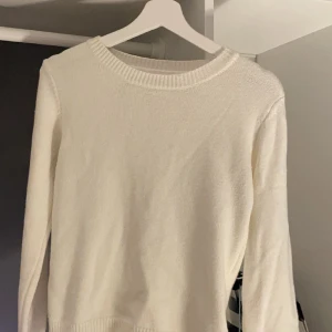 Basic vit stickad tröja - Vit basic tröja i storlek Xs/s som är använd fåtal gånger!🤍