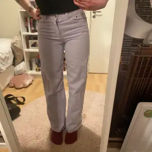 Ljuslila jeans från Junkyard! Säljer då de är för små för mig i midjan, bra längd på dem dock! Är 173 som referens