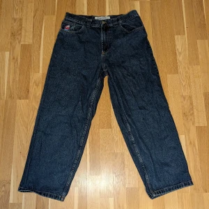 Polar Skate Co. Big Boy Jeans Dark Blue L - Härliga baggy jeans I nyskick utan slitage. Kolla size chart för passform. Nypris 1395kr