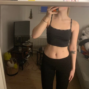 Levis topp  - Svart Levis topp i storlek xs, säljer för 100kr 