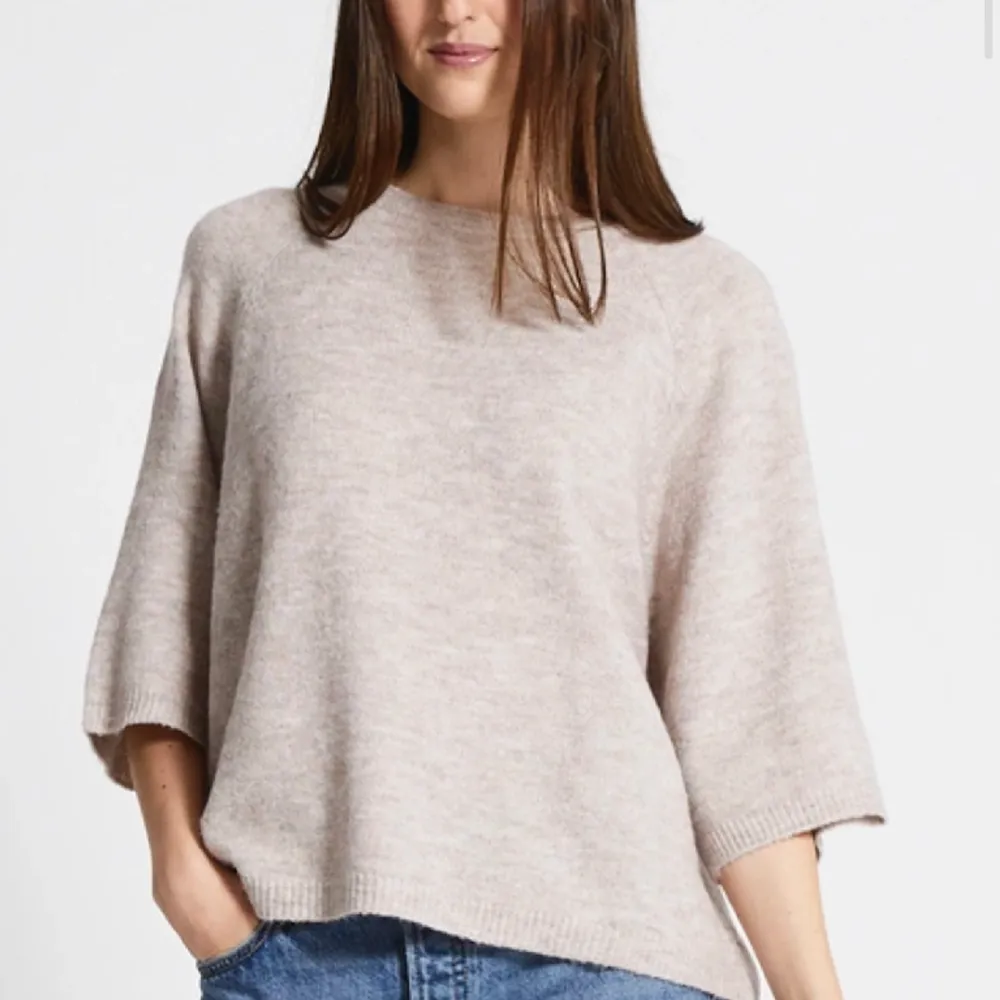 Säljer den trendiga stickade tröjan ”knitted tee” från lager 157  (Endast testad) . Stickat.