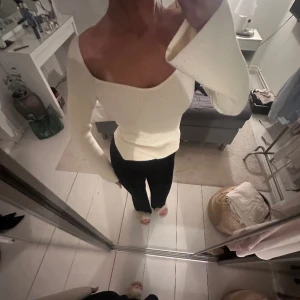 Tröja - Superfin tröja med en väldigt fin urringning och trumpet armar. Säljer för den tyvärr inte kommer till användning och har endast använt en gång. Vet ej märke❤️