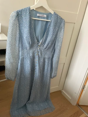 Adoore Paris dress - Storlek 34. Använd 3 gånger. Jättefint skick! Det enda är att den saknar en knapp men jag har kvar knappen som fallit bort så det är bara att sy på den.