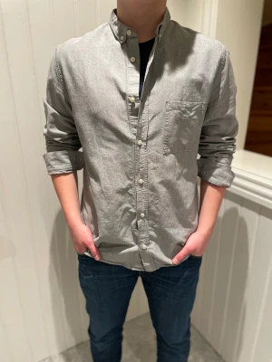 Whyred skjorta  - Riktigt fin skjorta från märket Whyred Skick 10/10 använd ca 2 ggr Modellen på bilden är 175cm lång och väger ca 70-75kg.