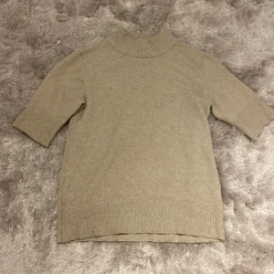 Trekvartsärmad tröja - Jätte fin trekvartsärmad tröja i färgen ljus beige😍. Fint skick!