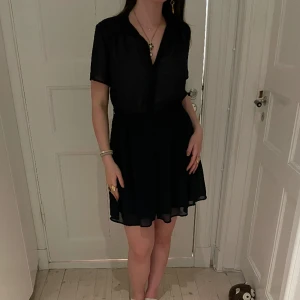 Jätteskön och fin mörkblå klänning! - Från monki💗 Inga defekter eller problem har bara aldrig använt den haha! Perfekt passform 