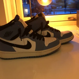 Air Jordan 1 university blue - Har använt två gånger dom är sköna