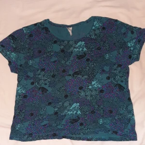 Mönstrad tshirt från Monki - Blå/turkos tshirt med asfränt mönster♡ gott skick:) det står L men funkar lika bra för S/M