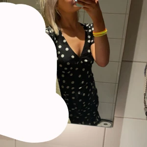 Fest klänning - Säljer denna prickiga klänningen från H&M. Superfin men tyvärr för liten för mig🩷