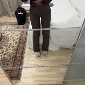 KOSTYMBYXOR - Supersnygga kostumbyxor från bikbok, jättefina men säljer pga att jag endast använt de 1 gång, sitter otroligt bra