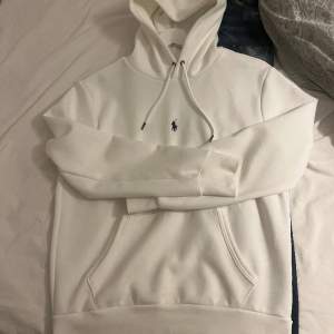 Vit polo hoodie köpt för ett par veckor sedan, ser ut precis som ny och säljer pga att den blivit för liten…   Dm för mer info/Bilder/prisförslag